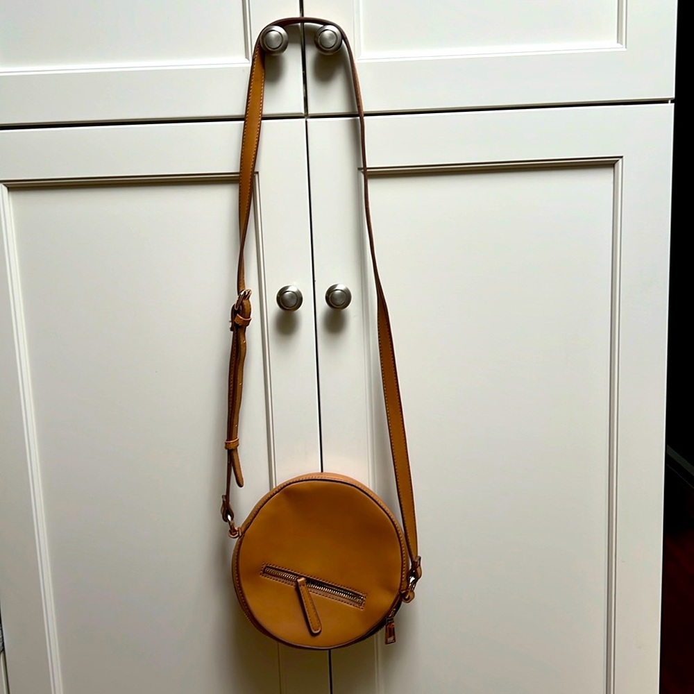 Crossbody, round leather like, camel, adjust strap, 2 zippers, inside pocket